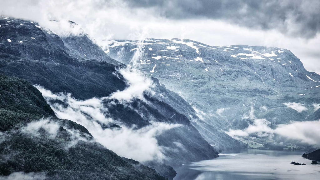 skyer over røldalsvatnet i norge