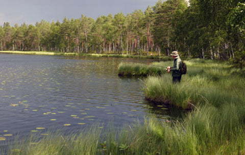 Erä-lehden kuva: kalastaja kalastaa Pike Spoonilla