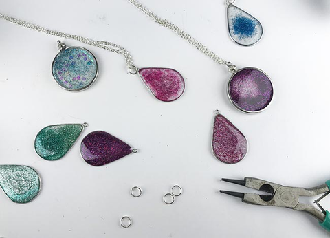 Tutorial: Using Resin Epoxy DIY Beautiful Glitter Jewelry