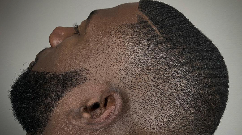 Homme noir avec coiffure dégradé et waves cheveux