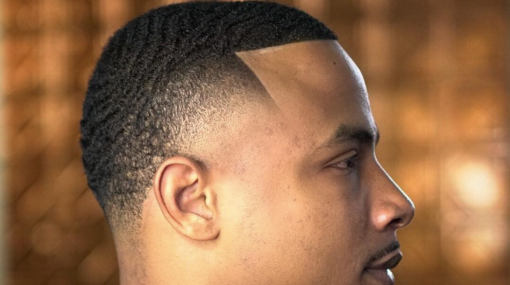 homme avec coupe de cheveux dégradé et des waves sur la tête