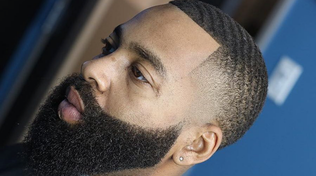 homme avec grosse barbe et waves