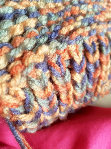 Zoom focus sur écharpe en laine multicolore tricotée à la main par Fassi dirigeante de la marque LGF