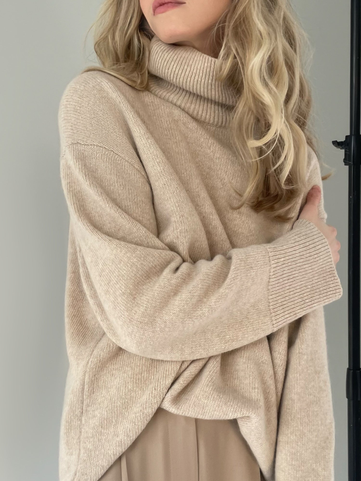 Lora turtleneck 100% cashmere sweater (beige) – Weekend And Beyond