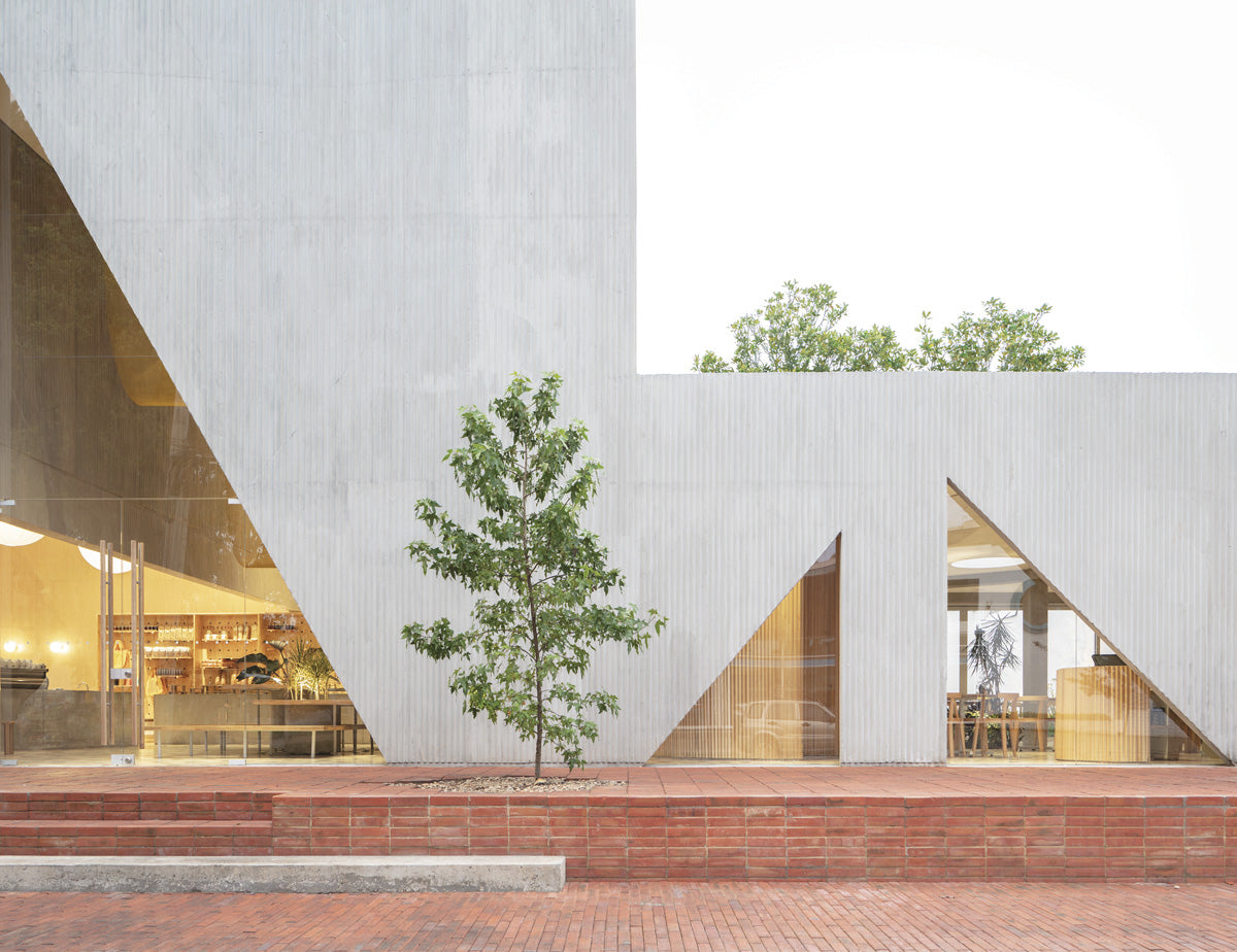 Masa, edificio comercial en Bogotá, Colombia, define distintos volúmenes y conecta los espacios públicos. Foto: Naho Kubota