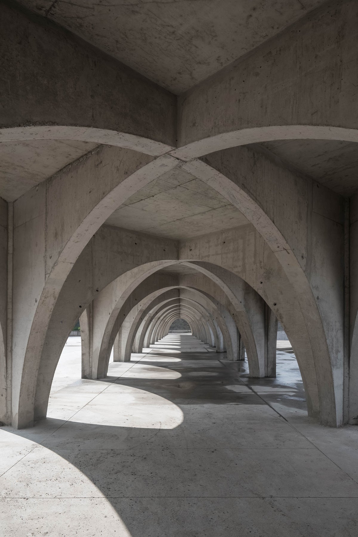 The three buildings are connected by a roofed corridor that works as the guiding axis and element of spatial organization: the backbone, formed by 24 vertebrae in the shape of arches. Photo: Onnis Luque