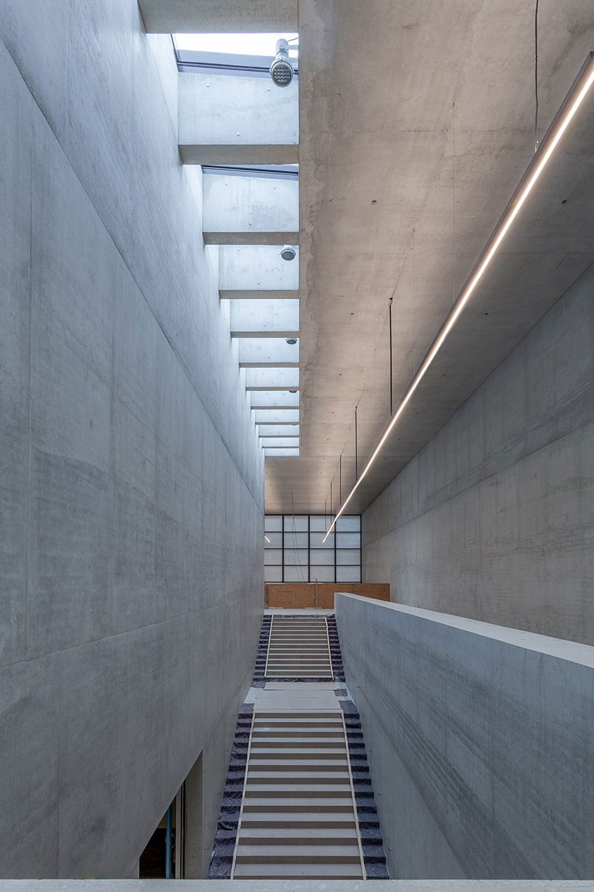 An indoor stairway leads directly to the second floor. Photo: BBR / SPK / Björn Schumann