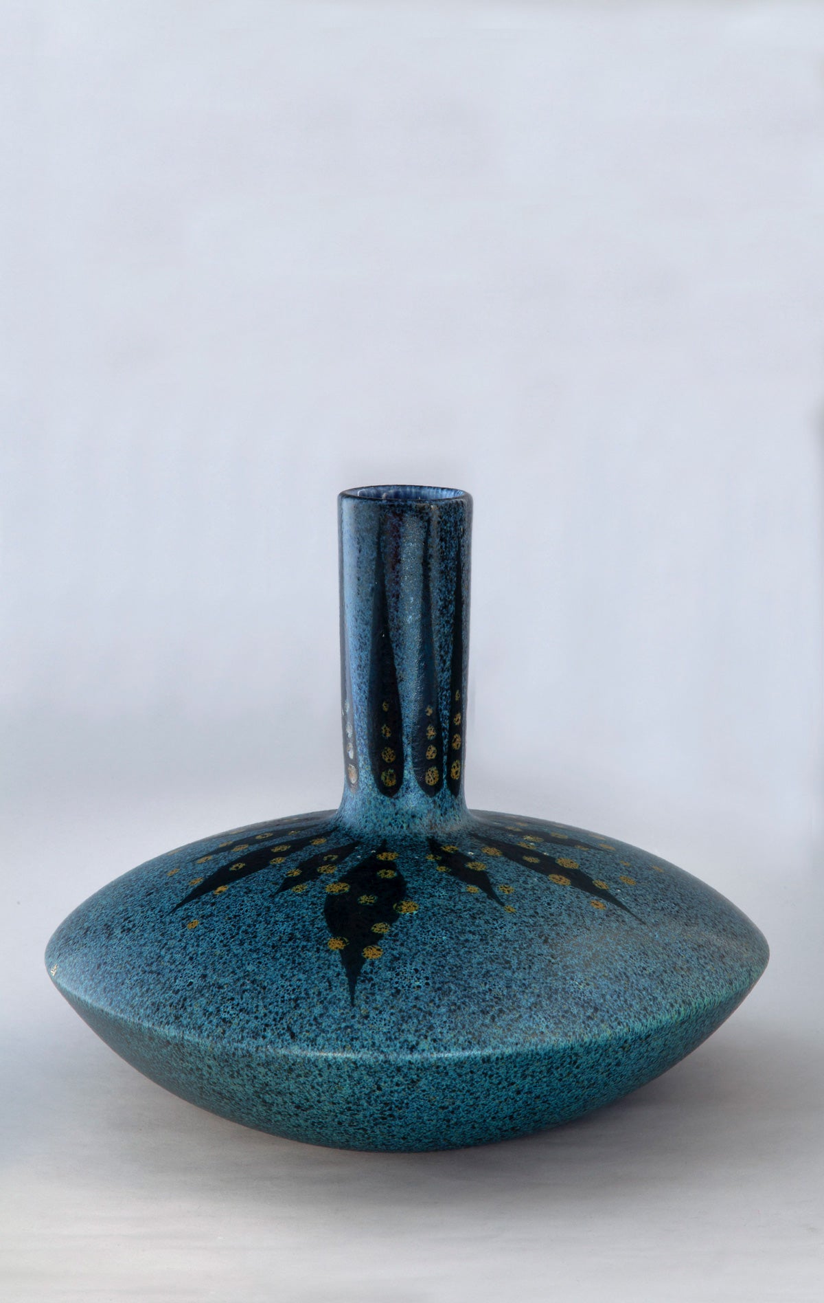 Vase, 1960, from the «Ione Tissot» line. Courtesy of Museo Franz Mayer.