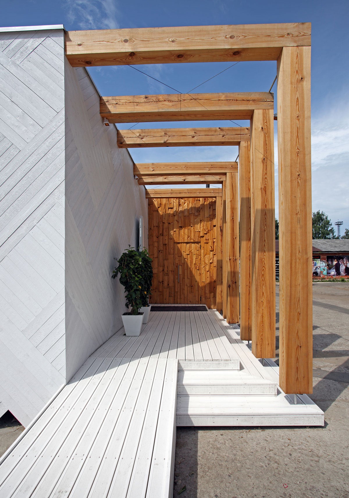 Aqua Luna es un restaurante ubicado en Riga, Letonia. Su diseño fue creado por Open AD y consiste en un edificio móvil con estructura de madera para darle ligereza. (Foto: Maris Lapins)