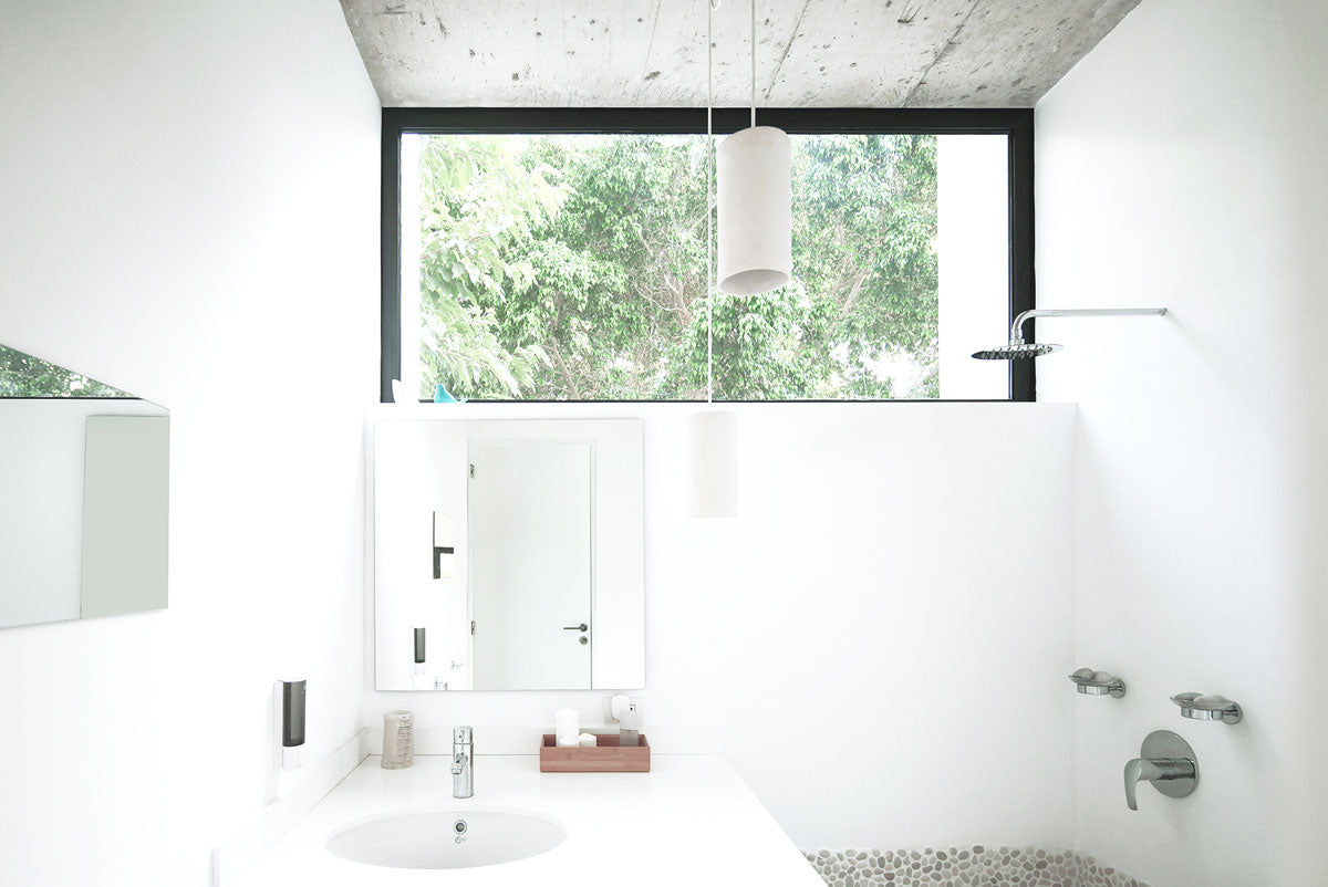 The custom-made bathroom shows coherence in the materials employed, where nature is always the meeting point.