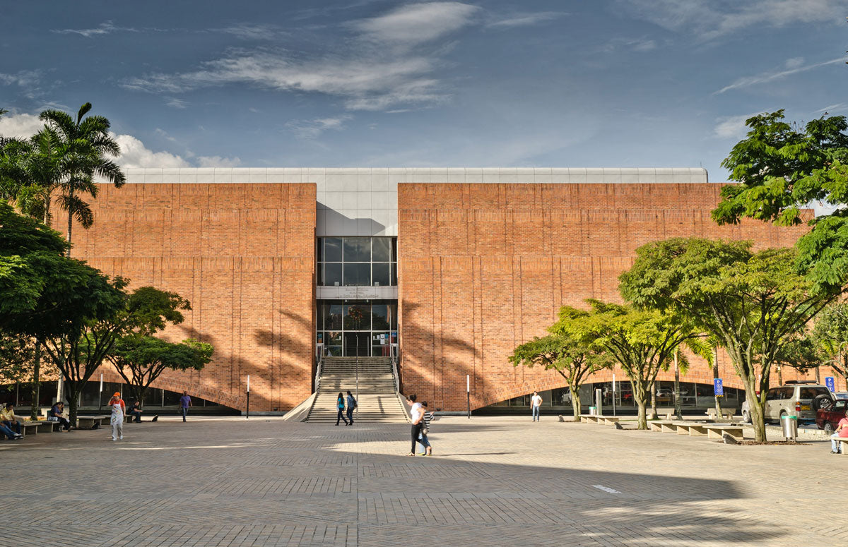 La Biblioteca Central de la Universidad Eafit, en Colombia, fue un proyecto encabezado por Juan Forero Arquitectos. Constituido por dos edificios ligados por puentes y con accesos separados, uno es la biblioteca y el otro el edificio técnico. El recinto principal se manifiesta como una pirámide escalonada de ladrillo de 80x40 m2. Éste es un material básico en todo el conjunto y es complementado por concreto y aluminio. Foto: Juan Forero Arquitectos