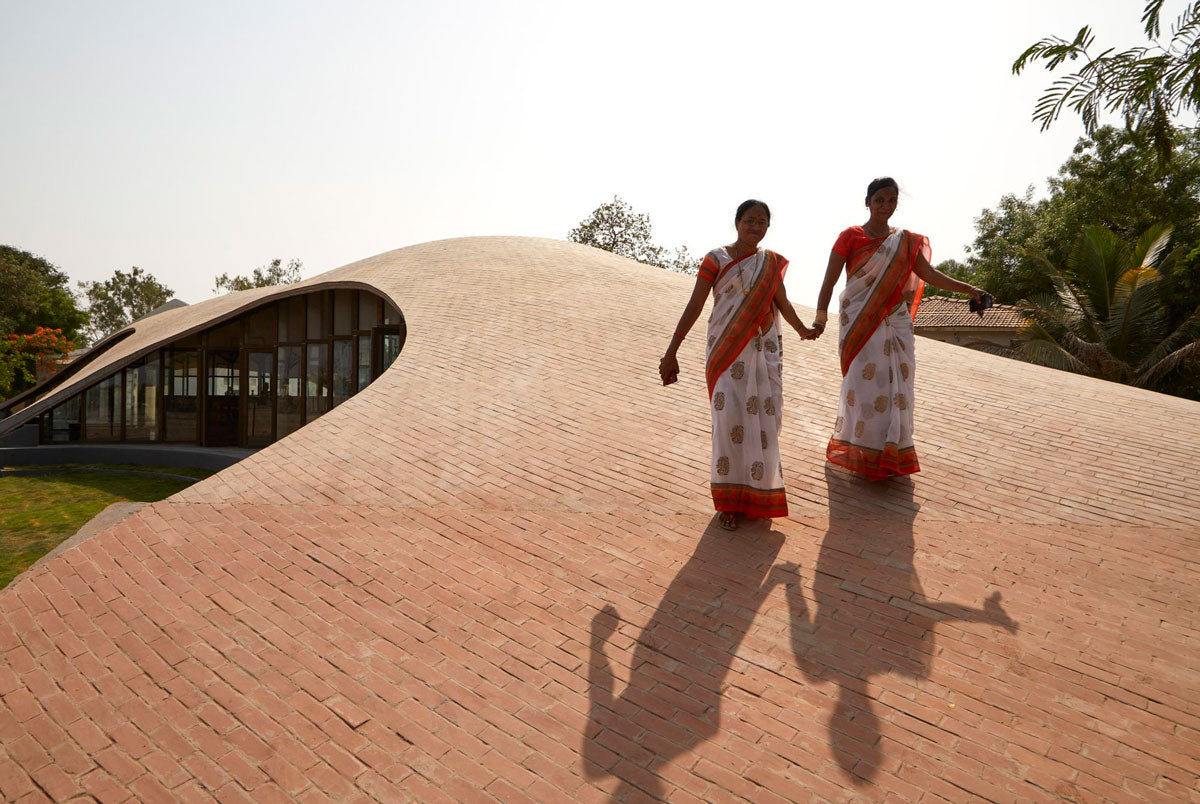 Maya Somaiya Library es una biblioteca ubicada en una escuela de Maharashtra (India) y cuya construcción estuvo al menos de la firma Sameep Padora & Associates. El recinto cuenta con un área de estudios en su interior y en su exterior el área de juegos. Las “bóvedas” de ladrillo forman un paso arquitectónico. Foto: Edmund Sumner.