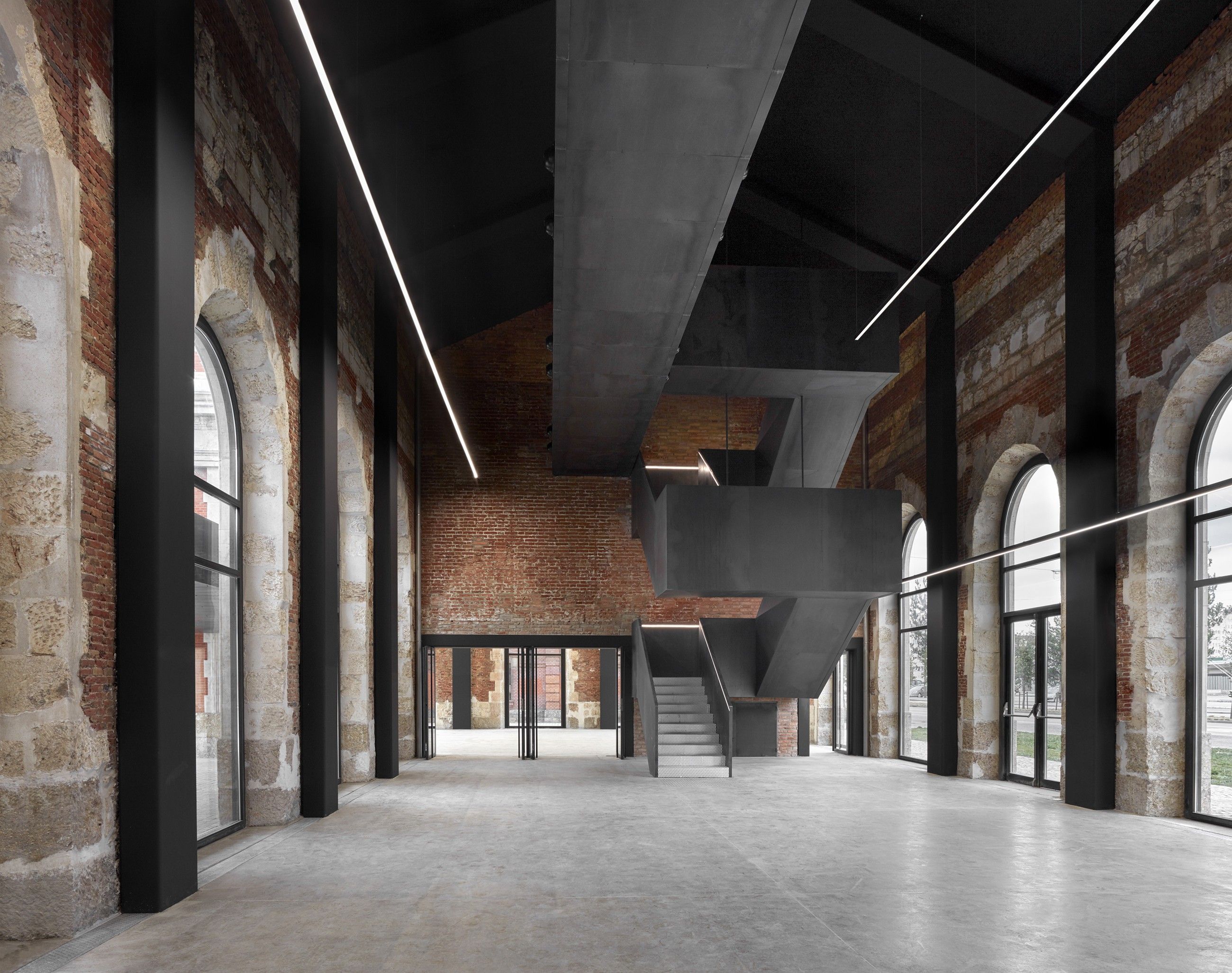 La rehabilitación del edificio de la Antigua Estación de Ferrocarril de Burgos (España), fue llevado a cabo por el despacho Contell-Martínez Arquitectos. El proyecto alberga espacios para el recreo y ocio destinados fundamentalmente al público infantil y juvenil.  Se eliminan los revestimientos interiores existentes, dejando al descubierto las fábricas, tanto de piedra como de ladrillo, lo cual, permite diferenciar las partes existentes del edificio de las nuevas. Foto: Mariela Apollonio