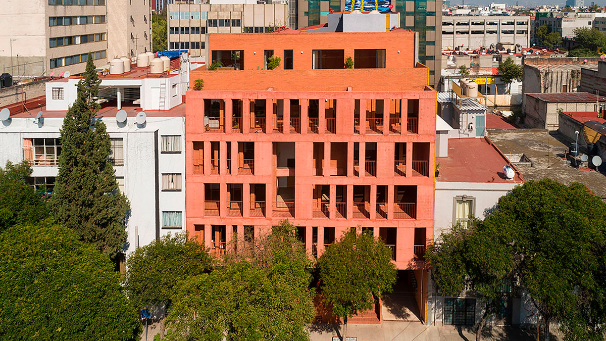 En la Ciudad de México se encuentra 139 Schultz, un edificio de departamentos de doble piel. La capa interior consiste en ladrillo rojo, mientras que una pantalla exterior que forma parte de los balcones está hecha de concreto teñido de rojo. Foto: Jaime Navarro. 