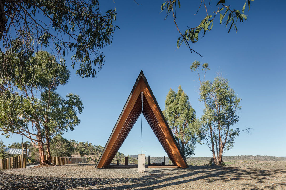 Plano Humano Arquitectos diseñó la Capilla de Nossa Senhora de Fátima, ubicada en el Campamento Nacional de Actividades Scout de Portugal. La inspiración surge gracias a la exploración, la vida al aire libre, la sobriedad, el campamento y el estilo de vida simple. Sus bordes puntiagudos hacen referencia a una tienda de campaña, lo que le da un voto de fidelidad a su origen.  Fotos: João Morgado