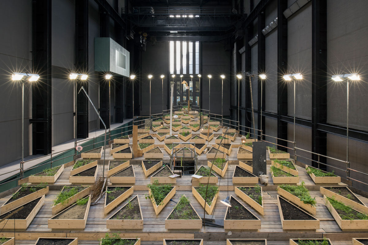 Abraham Cruz Villegas, empty lot, 2015,  técnica mixta, dimensiones variables, vista de instalación de The Turbine Hall en The Tate Modern London, 2015. Foto: kurimanzutto