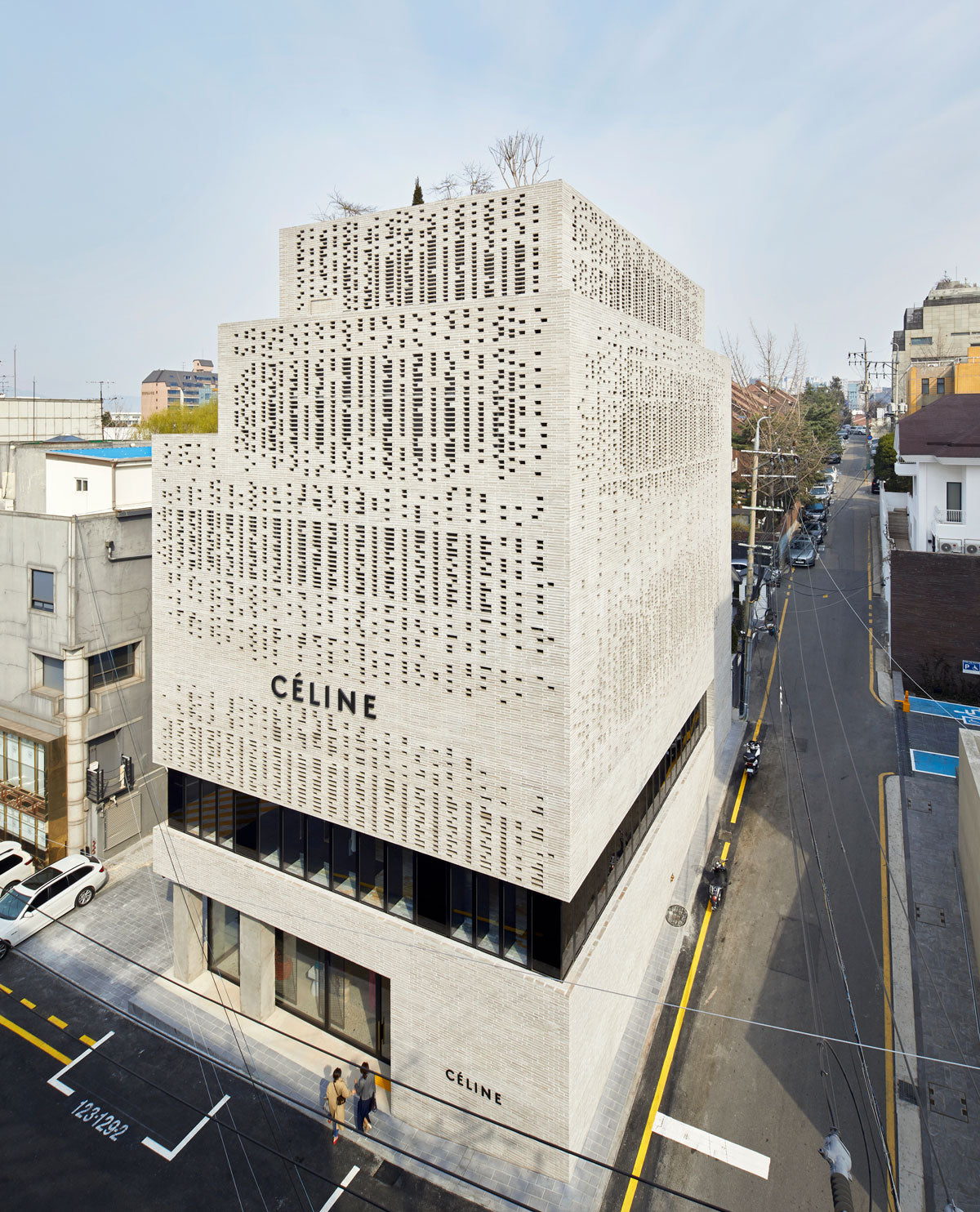 Céline’s flagship store in Seoul (South Korea) features Corso Terra Dragwire bricks in all its exterior face (in Vintage Bianco hue). The Casper Mueller Kneer architectural firm proposed a façade with a tridimensional and volumetric approach, which gives it a unique identity.