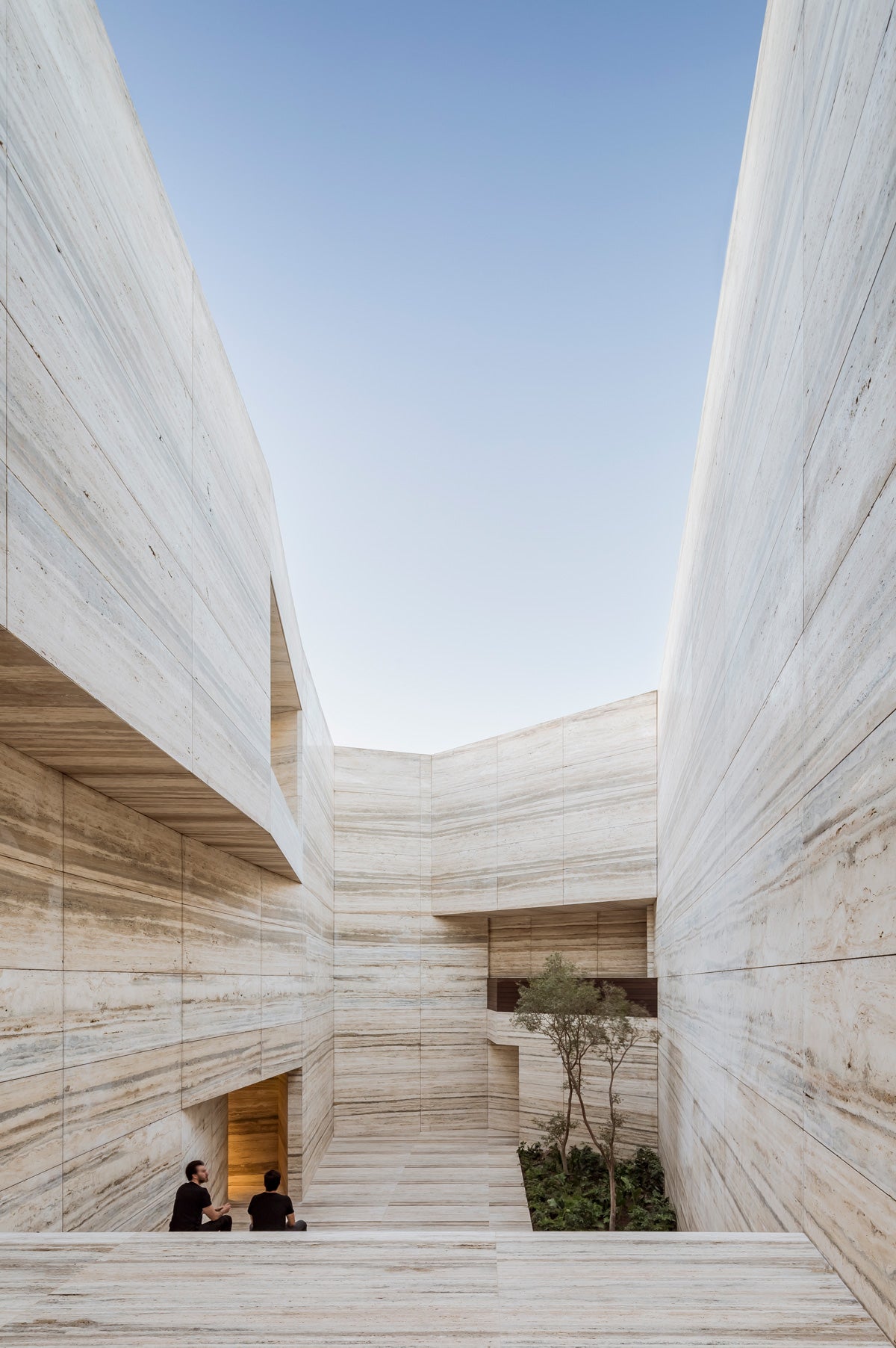 El foro o ágora es el espacio que da la bienvenida al visitante, una gran masa de Travertino de origen italiano (de la región de Tivoli, específicamente), pensada para el deleite, pláticas, conferencias o proyecciones enfocadas en arquitectura y diseño. Todo ello, como se aprecia en la foto, al aire libre, a cielo abierto.