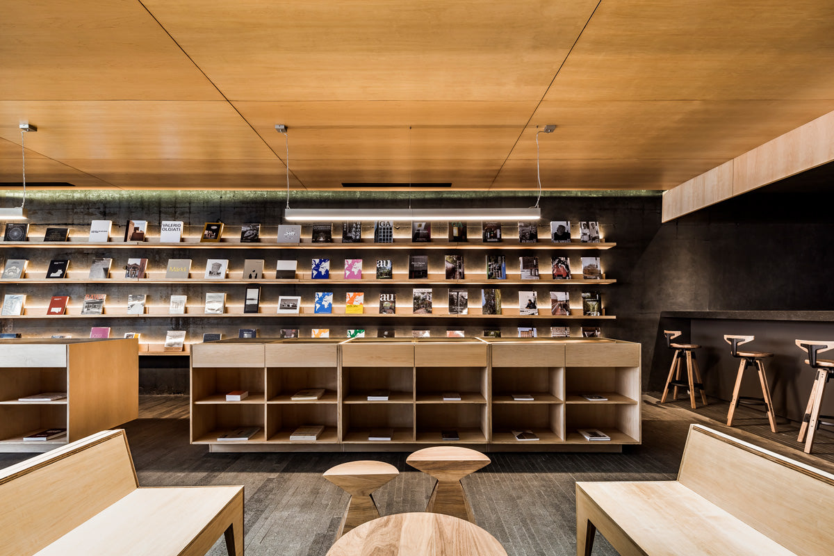 From top to bottom. The library, located on the third floor, features a coffee shop at the end of the terrace. A select collection of books on Architecture and Design can be found here. The reception offers views (in a balcony style) of the warehouse, the place’s largest area, overlooking all movement and visitors who come in, as in the area destined to project with clients or host meetings. The third floor can be observed on the blueprint, along with its whole distribution.