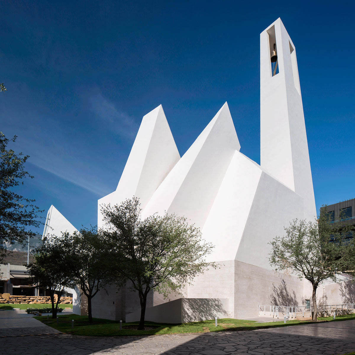 La iglesia El Señor de la Misericordia fue un proyecto llevado a cabo por Moneo Brock Studio en Monterrey, México. Su arquitectura es contemporánea y habla de la continuidad. Su fachada cuenta con un plano rectangular y con una entrada de 11 metros. Su forma recuerda a las primeras construcciones americanas de adobo. La idea es que el espacio además de ser religioso, también sea reconocido como un centro social y educativo.  Foto: Jorge Taboada