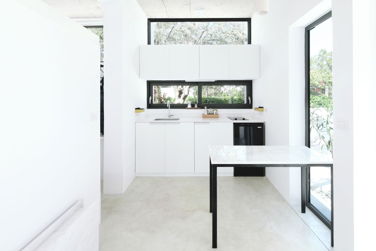 La mesa de la cocina puede usarse tanto dentro como fuera para cenar al aire libre.