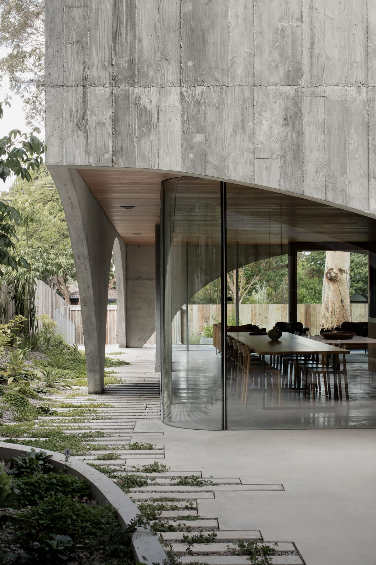 Hawthorn House uses overlapping screens and courtyards to connect with people who live there. Photo: Ben Hosking
