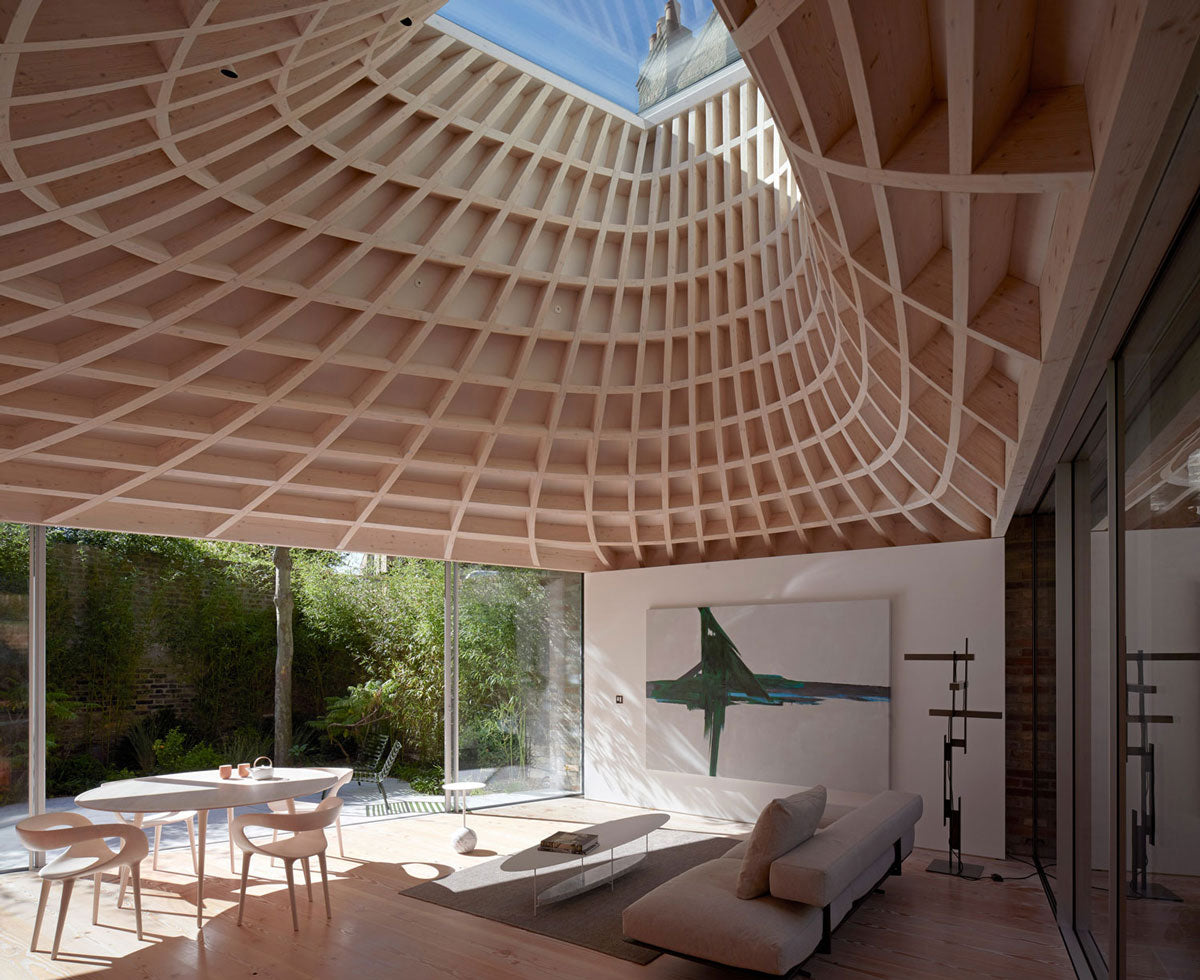 House in a Garden es un espacio oculto en Londres, Inglaterra. El despacho Gianni Botsford Architects tardó 10 años en construirlo y cuenta con más de 240 metros cuadrados en una planta baja y dos niveles inferiores. El techo de madera fue pensado para controlar y distribuir la luz en los distintos niveles del edificio. (Foto: Edmund Sumner)