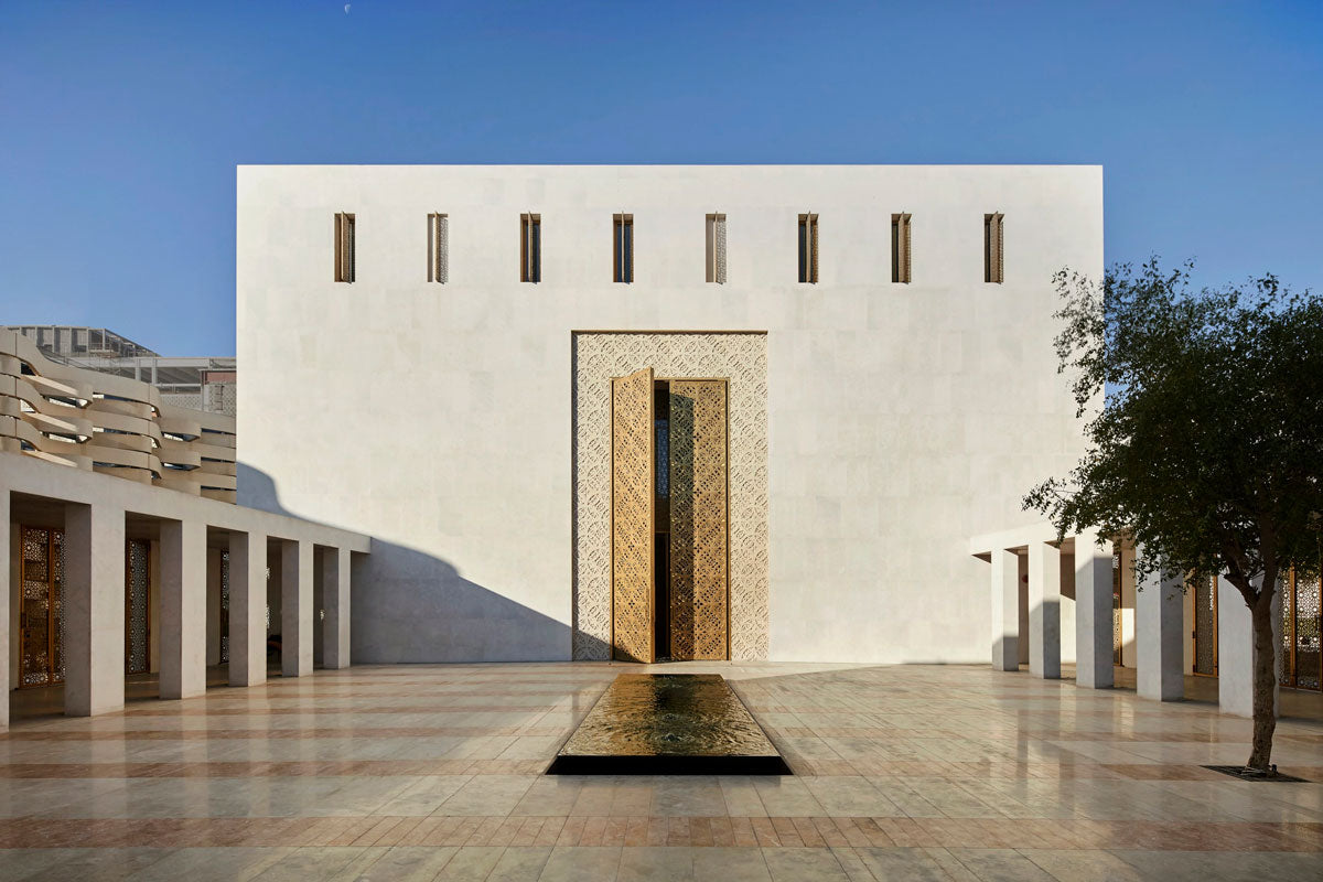 La mezquita Jumaa, diseñada por John McAslan + Partners, se ubica en Qatar y cuenta con un diseño que muestra una mezcla entre el modernismo y la historia de las mezquitas. Como dato, los materiales que utilizaron son cataríes.  Fotos: John McAslan + Partners