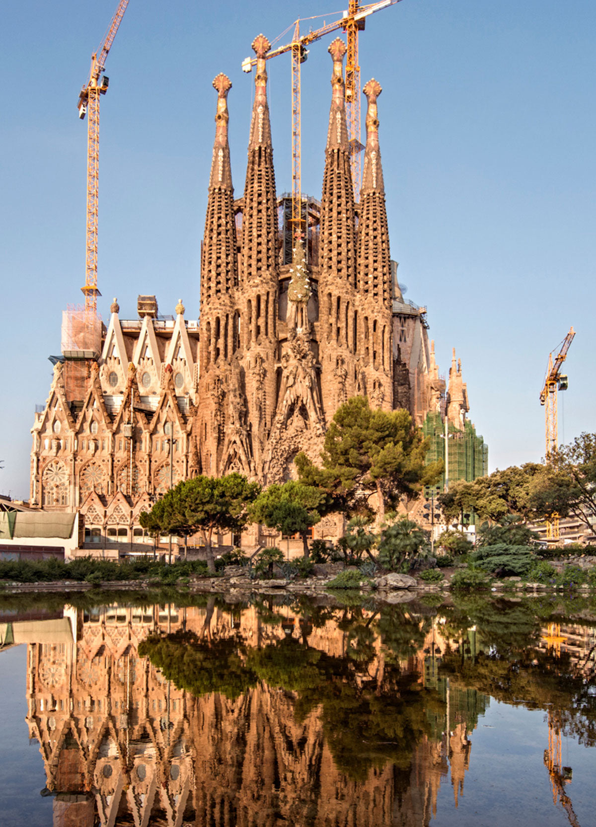 Antonio Gaudí es uno de los arquitectos más importantes de la historia, la Sagrada Familia, a pesar de estar sin terminar, es uno de los edificios más notables y visitados del mundo. Ubicada en Barcelona, España, es una verdadera muestra del modernismo catalán y está formada por cinco naves con crucero de tres, entre ellas forman una cruz latina. La basílica comenzó a construirse en 1882 y se planea que estará terminada para el 2026. 