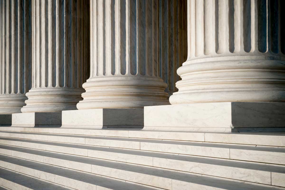 Vista abstracta de las columnas estriadas neoclásicas, bases y escalones del edificio de la Corte Suprema de los EE. UU., En Washington DC (Foto: Shutterstock)