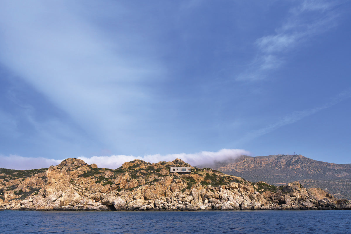 El terreno cuenta con dos mesetas naturales y para aprovechar las vistas sobre el Mar Egeo, se decidió que el edificio se extendiera para quedar como flotando en el ambiente, volando sobre el paisaje.