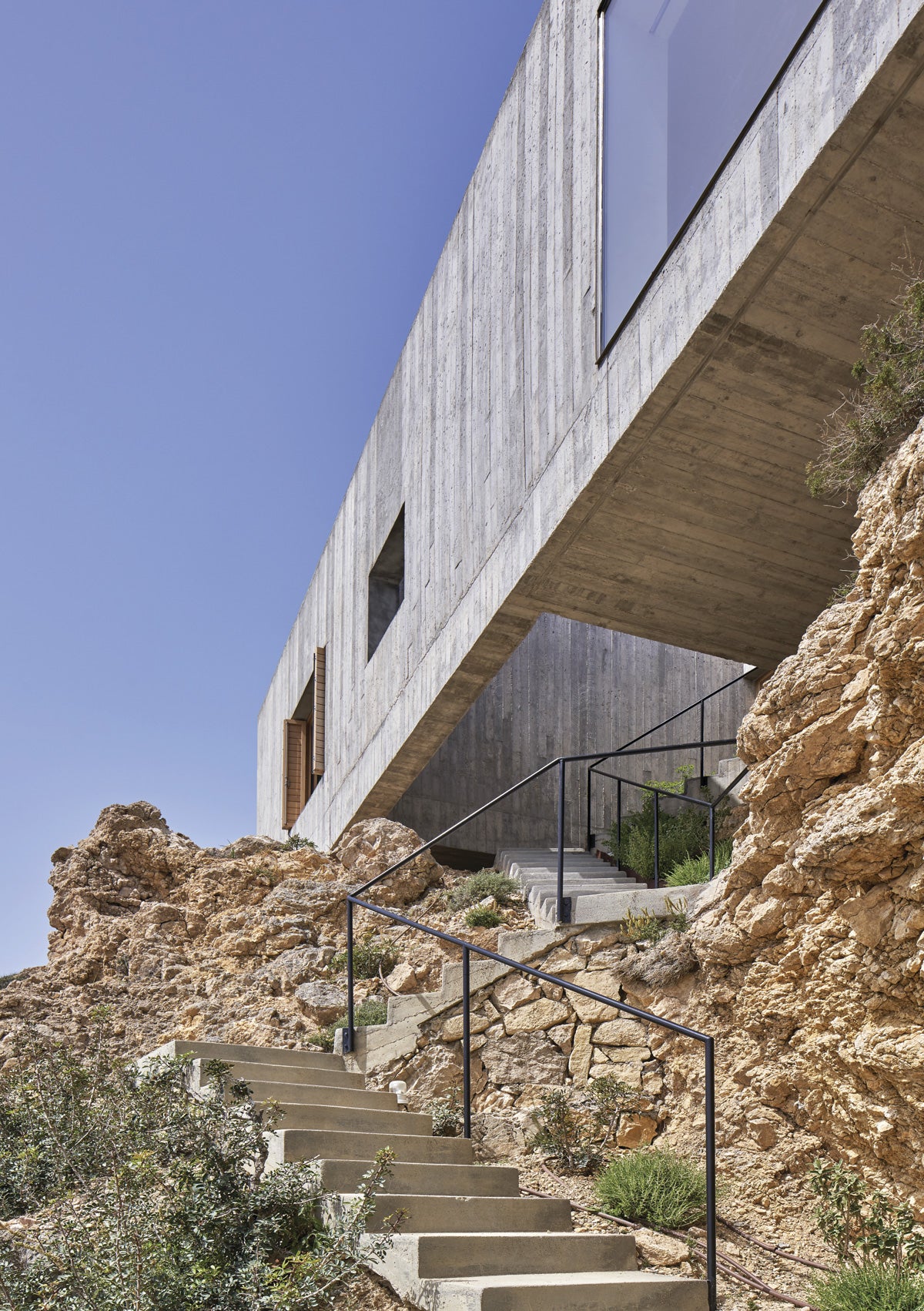 The windows, in different sizes and shapes along the whole property, are carefully placed to frame the unique views of the sea and the landscape surrounding it, which is distinguished by attractive contrasts: green mountainous masses that alternate with heavenly beaches and picturesque villages.