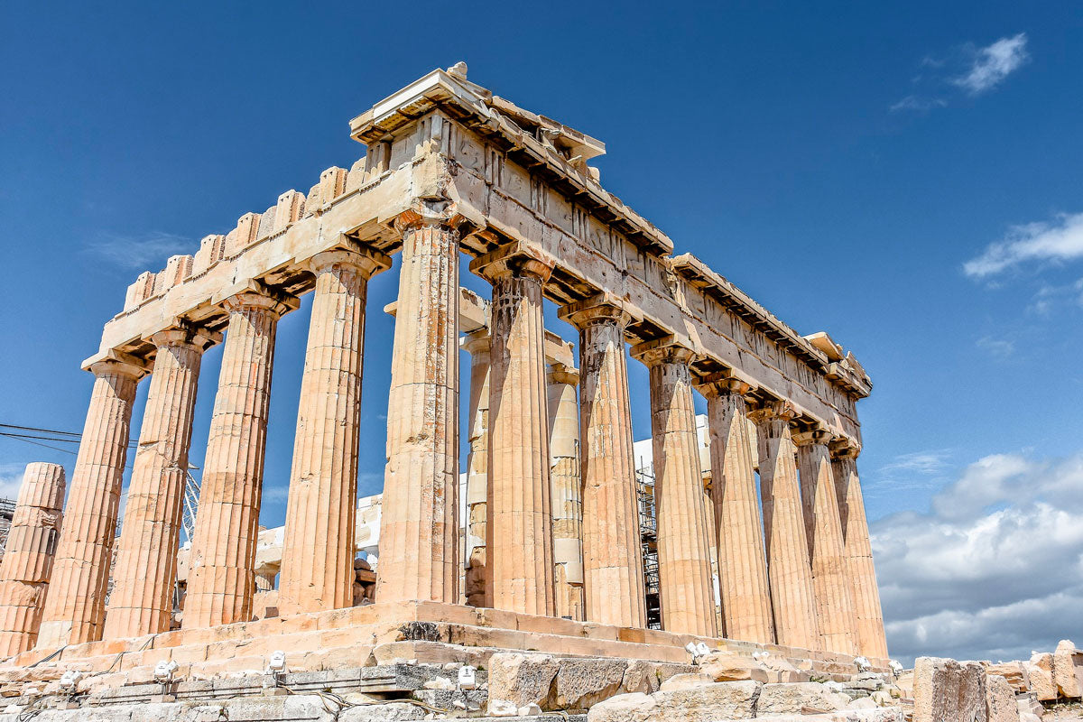El Partenón fue elaborado entre los años 447 y 432 a.C. por los arquitectos Ictino y Calícrates, bajo la tutela del escultor Fidias. Dedicado a Atenea Partenos, la protectora de Atenas, su diseño fue llevado a cabo en mármol del Pentélico y para la escultura de Atenea (pieza principal del centro) se necesitaron, 1200 kilos de oro. 