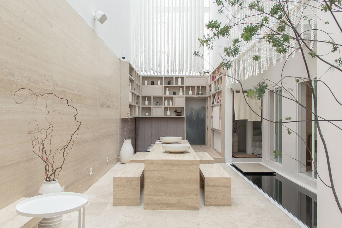 Ryo Kan is an urban lodge located in Mexico City. It boasts marble details and neutral colors; also, the space dedicated to relaxation offers a Japanese and Mexican cultural blend.