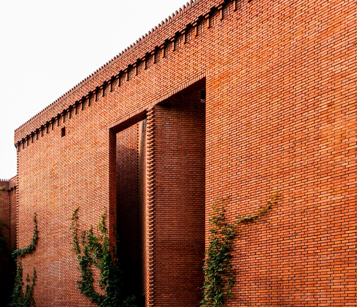 En este museo de Pekín (China), el ladrillo fue la fuente de inspiración, tanto para su construcción como para su nombre, Red Brick Art Museum. El arquitecto Dong Yugan lo utilizó para darle dramatismo y crear espacios iluminados por tragaluces y ventanas estrechas. 