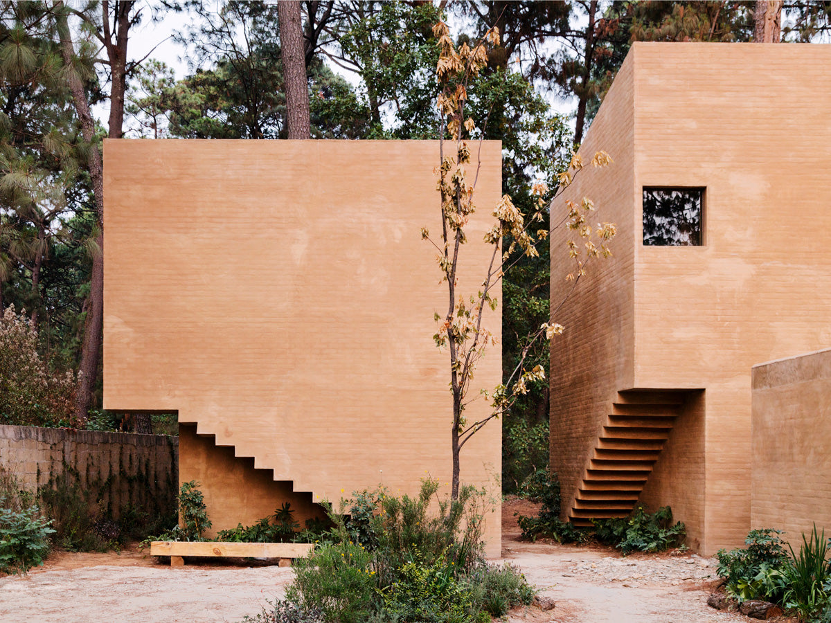 Entre Pinos, en Valle de Bravo, México, emerge del suelo, tomando éste como material principal que cubre las paredes. Foto: Rory Gardiner