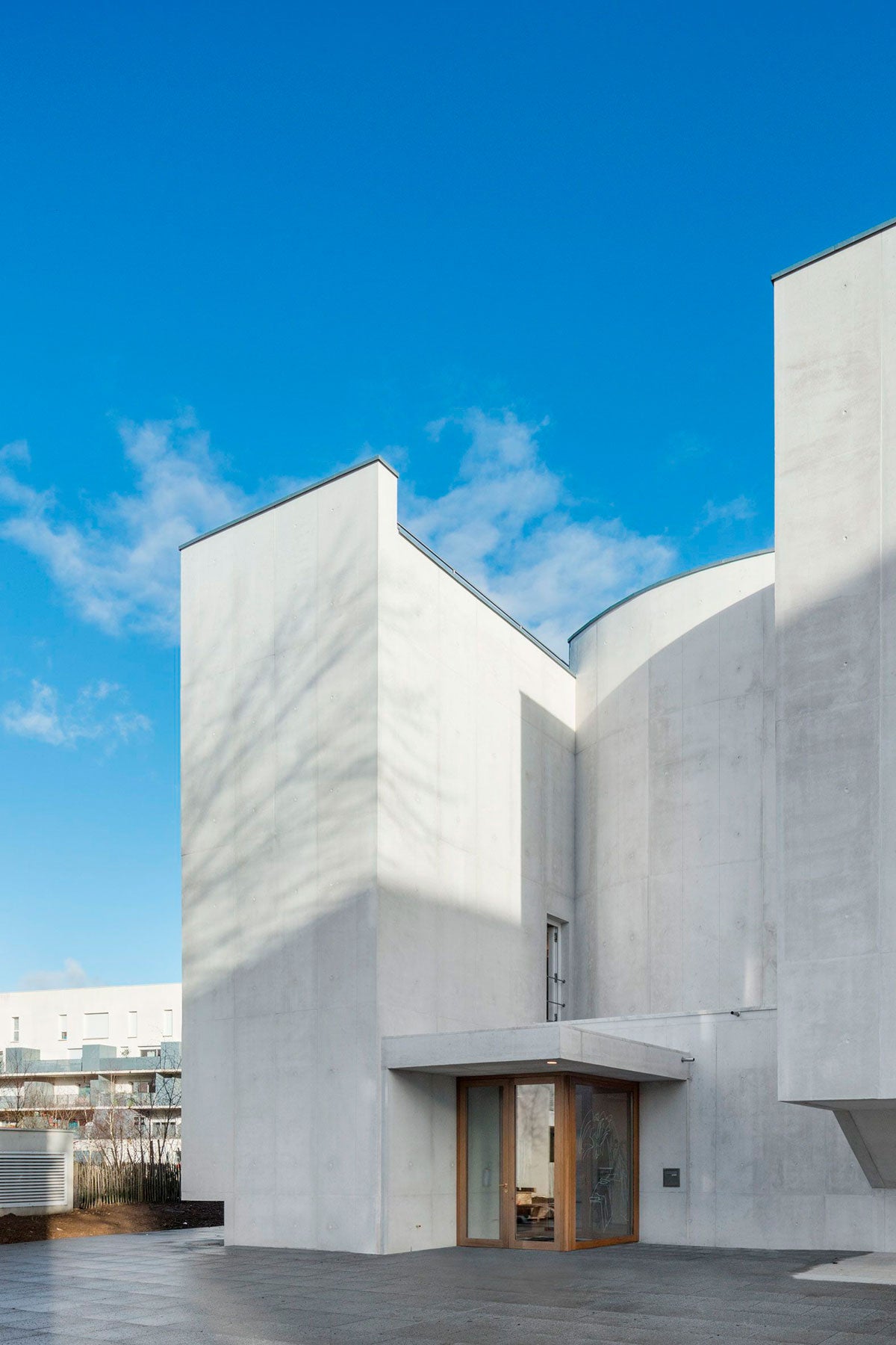 Álvaro Siza Vieira es el arquitecto de la iglesia Saint-Jacques-de-la-Lande, la primera construida en la región francesa de Bretaña en el siglo XXI. Utilizó hormigón ligero y blanco para proporcionar un espacio de meditación y devoción, al mismo tiempo que se integraba a la perfección en el estilo urbano de Brittany, Francia. 