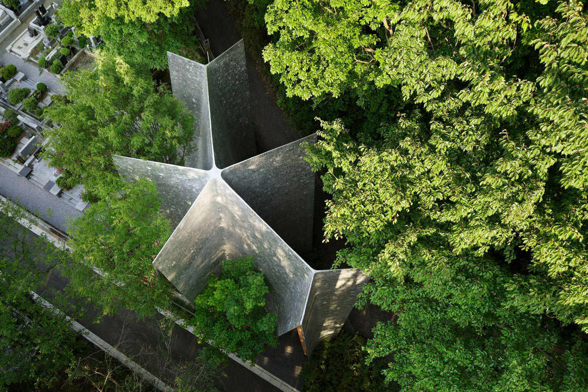 Sayama Forest Chapel es un espacio de oración dedicado a todas la religiones, ubicado en Saitama, Japón, fue diseñado por Hiroshi Nakamura & NAP, quienes buscaron plasmar una arquitectura a través de la naturaleza. El bosque es un lugar de meditación y oración para muchas religiones, por eso el espacio es abierto está realizado con madera y su estructura es Gassho, visto desde arriba es como si múltiples manos se unieran para rezar, como si dedicara su oración al bosque que rodea a la capilla.  Foto:  Koji Fujii / Nacasa & Partners Inc.