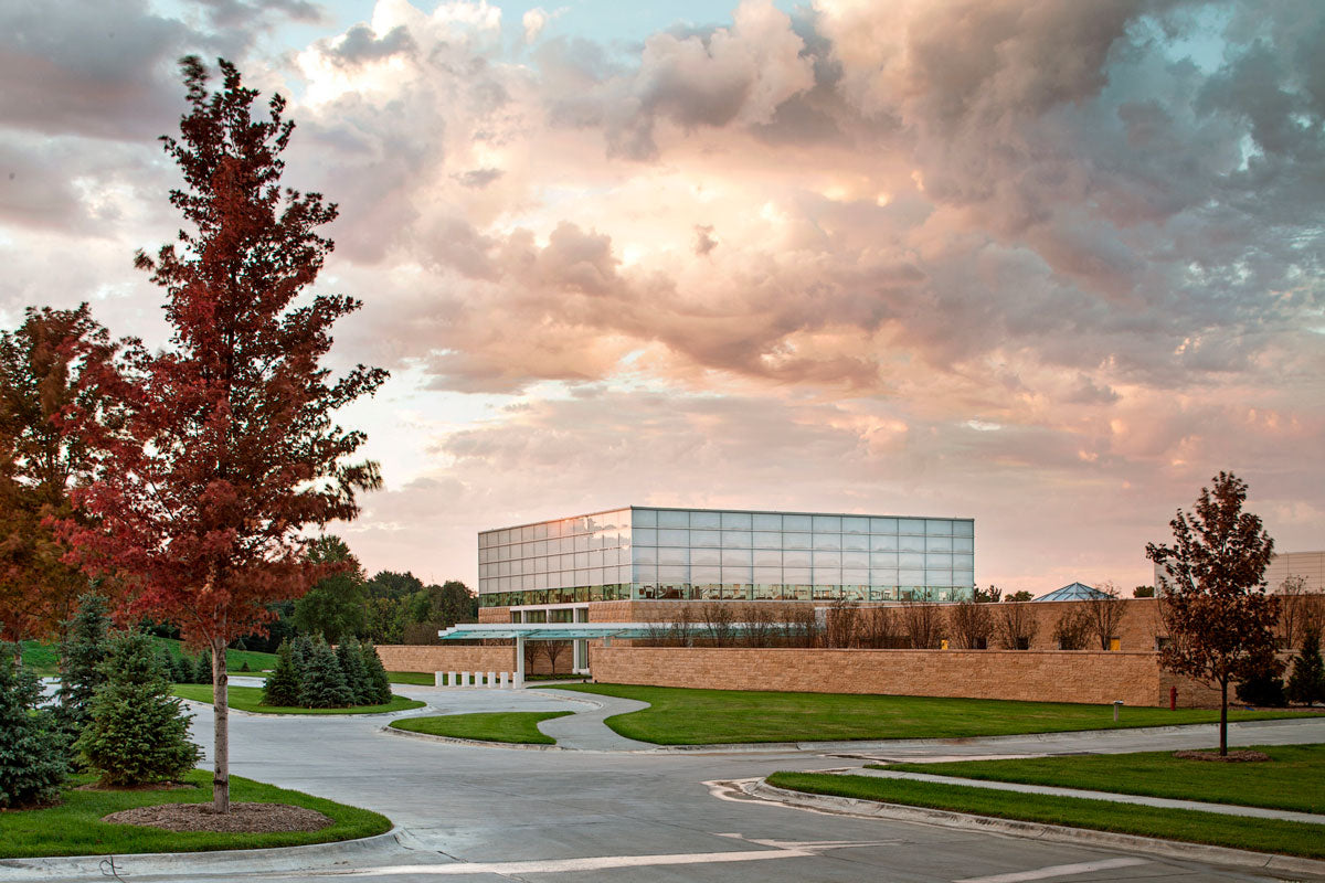 El Templo Israel fue diseñado por Finegold Alexander en Omaha, Estados Unidos. Esta es una sinagoga dedicada para el judaísmo reformista y se localiza en una parcela de 14 acres de un antiguo club de campo.