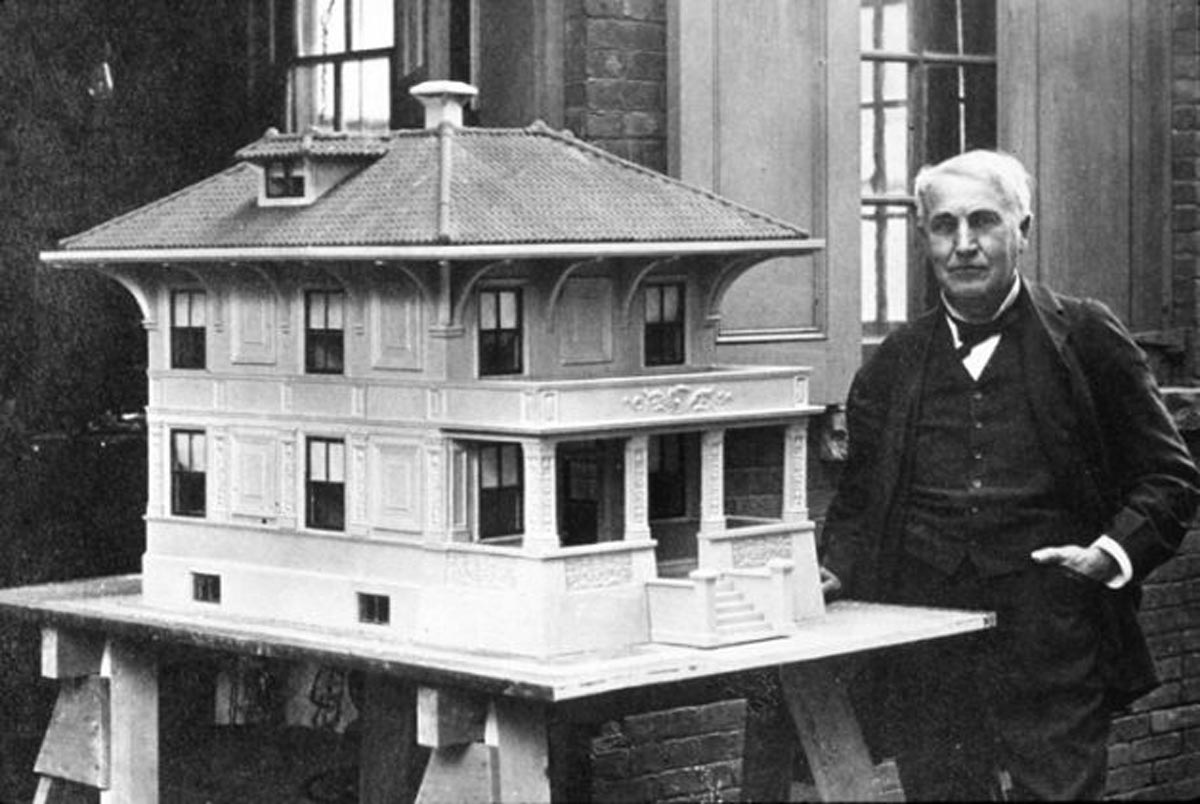 Edison con un modelo de sus casas de concreto