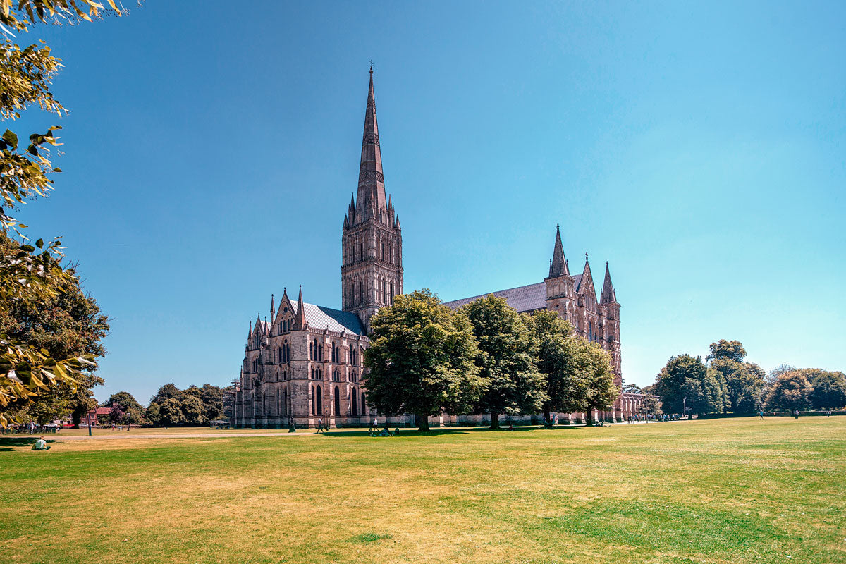 La Salisbury Cathedral empezó a construirse en 1220, cuando el obispado se trasladó a Salisbury desde Old Sarum. La edificación se inció por el lado oriente, la capilla de Nuestra Señora, las naves laterales del presbiterio y la girola de forma rectangular se terminaron en 1225. La fachada oeste se completó en 1265 y en 1320 se terminó la torre y la aguja, dándole una altura de 123 metros y convirtiéndose de esta forma en la aguja más alta de toda Inglaterra.  Foto: Christopher Hotton