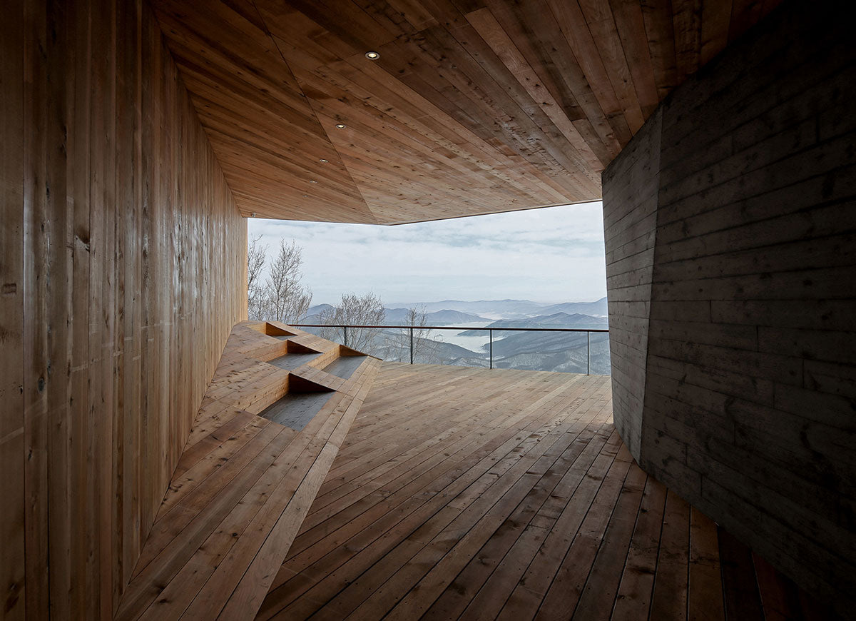 Stage of Forest es un mirador ubicado en el Songhua Lake Resort, China. Diseñado por META-Project para causar diferentes sensaciones, permite que sus visitantes tengan una experiencia única con vista a las cordilleras. (Foto: META-Project)