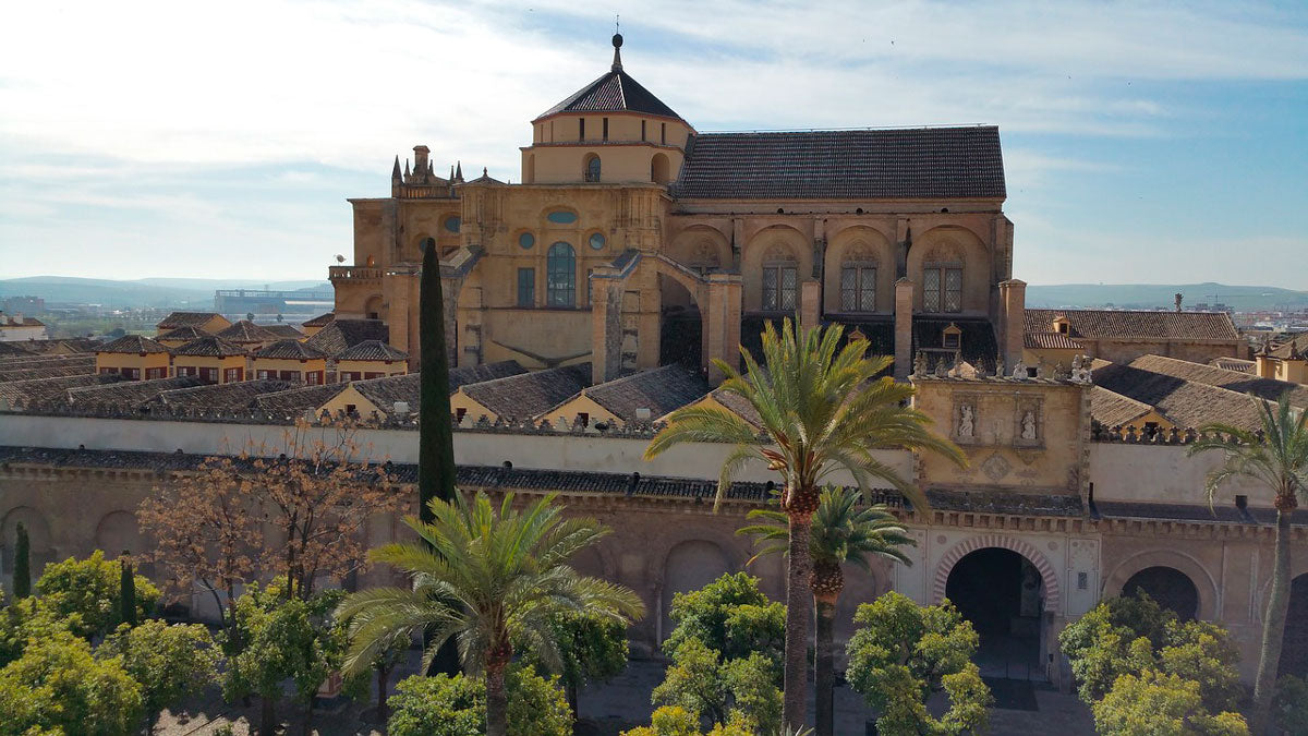 La Mezquita/Catedral de Córdoba se empezó a construir como una mezquita sobre la antigua basílica hispanorromana de San Vicente Mártir y con la reutilización de algunos de los materiales. Finalmente, el edificio que resultó fue la segunda mezquita más grande del mundo. Hoy en día se le conoce como la Catedral de la Asunción de Nuestra Señora. 