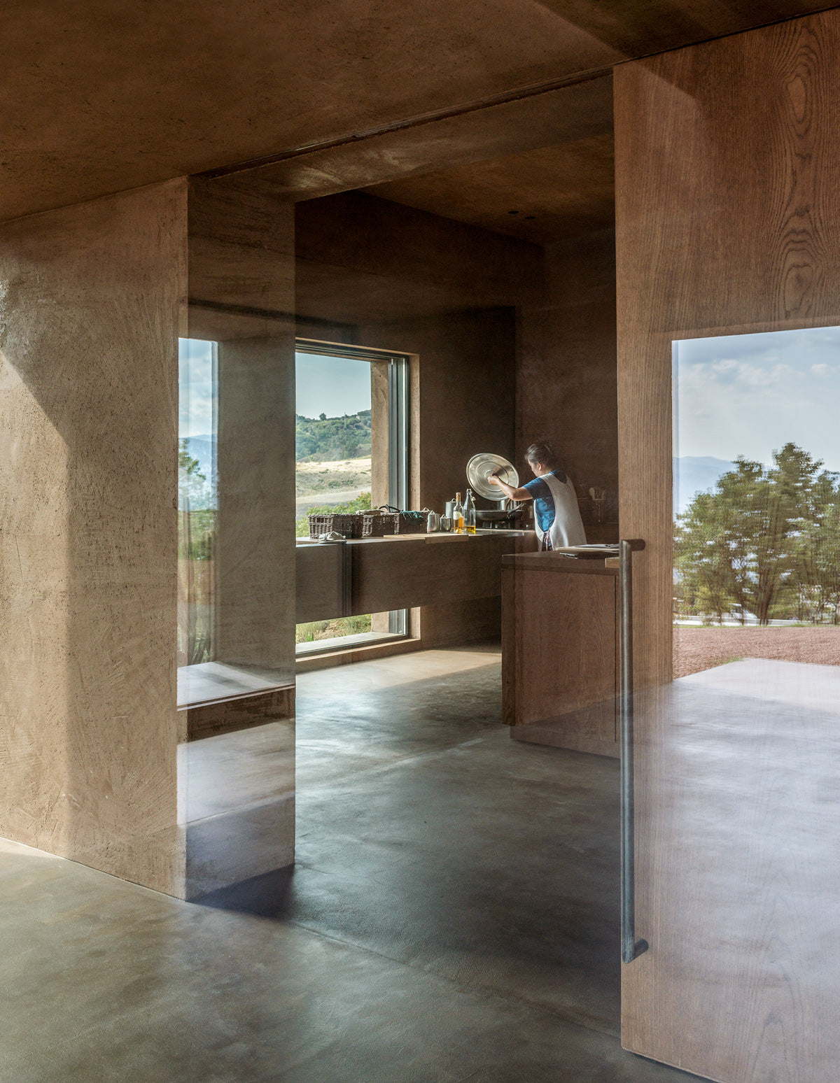 Villa Ra propone un enfoque alternativo a la vivienda en el paisaje rural de Calabria,y el mayor reto que representó el proyecto, según cuenta el despacho a Container, fue entender el paisaje.