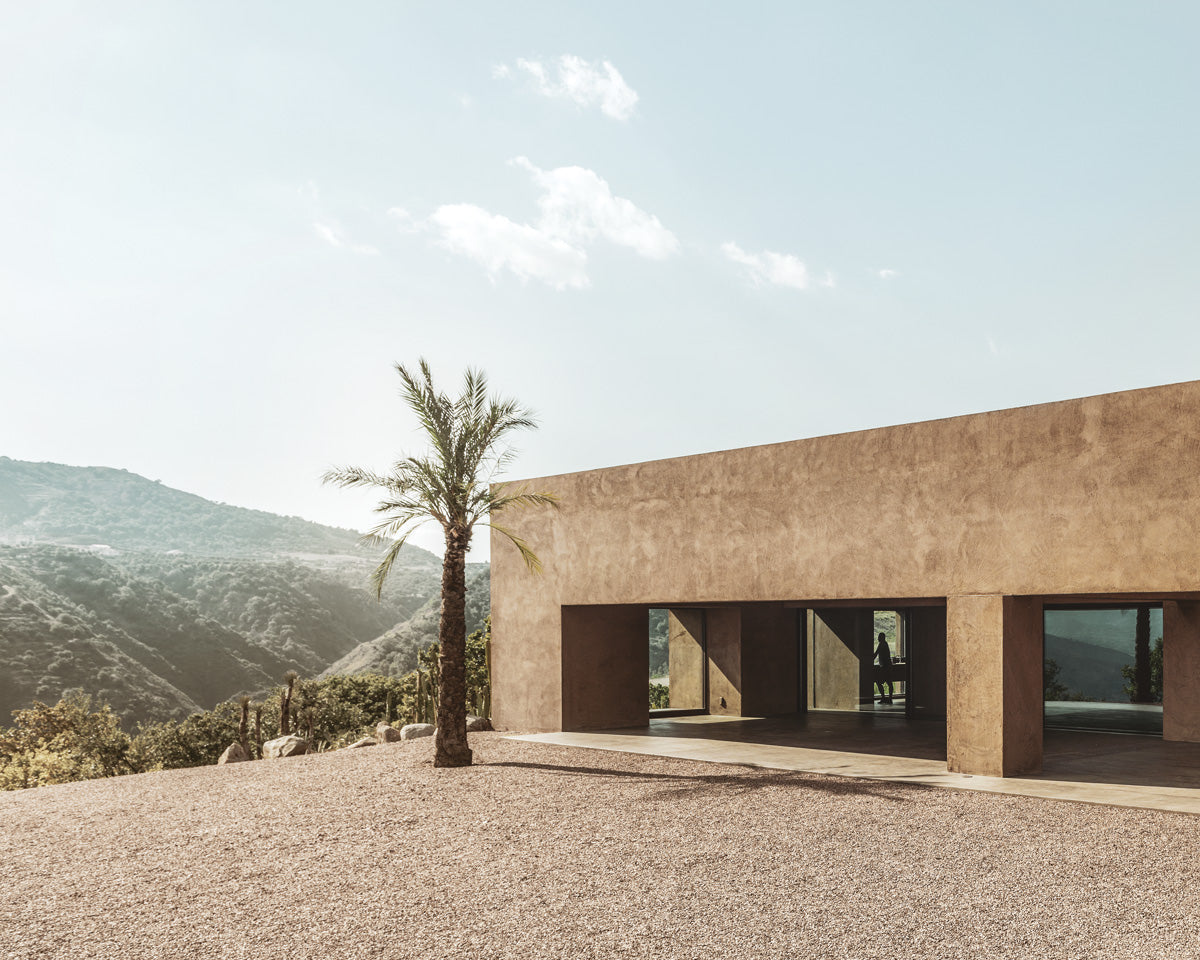 The color palette of the villa features the simple geometry that defines the construction, changing the nuances throughout the day and revealing its movement through its shadows.
