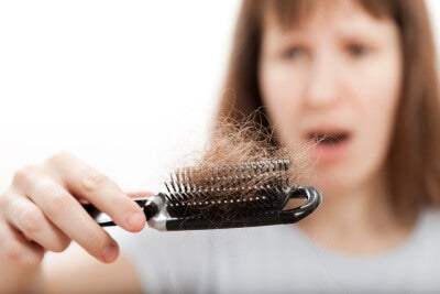 Symptome und Ursachen für Haarausfall bei Frauen