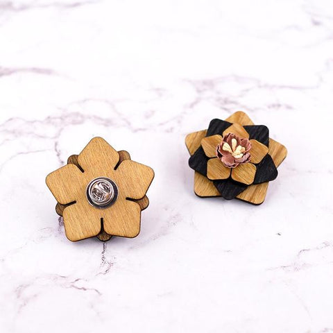 broche costume en bois