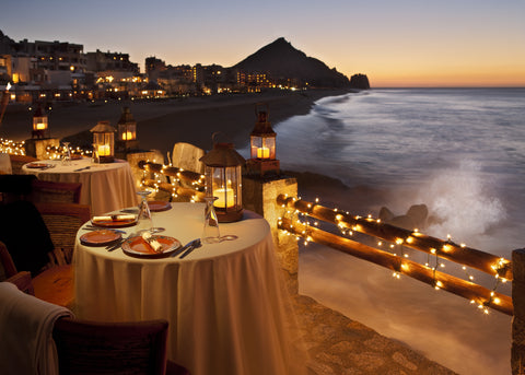 An evening romantic dinner along the coast 