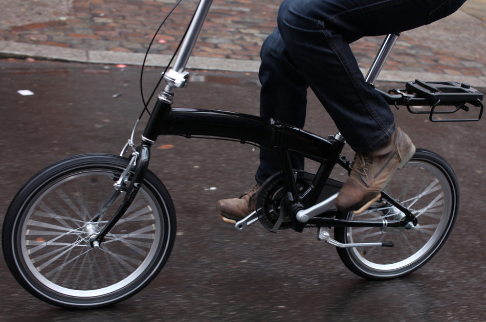 test-moto-urban-flat pedals-im-regen