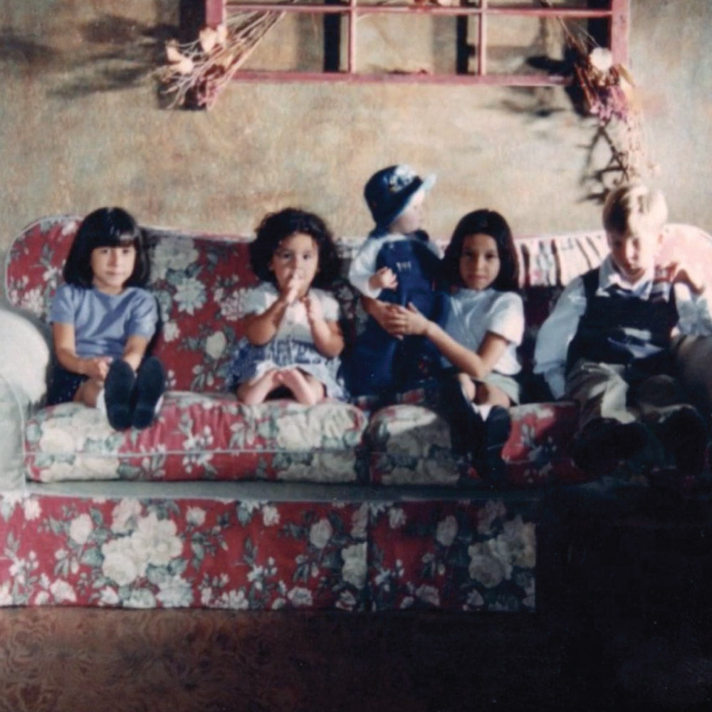 室内拍摄的年轻的孩子在花卉图案的沙发  